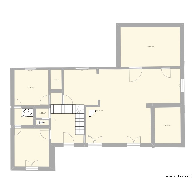 RDC. Plan de 8 pièces et 116 m2