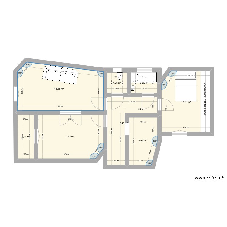 St Denis. Plan de 8 pièces et 61 m2