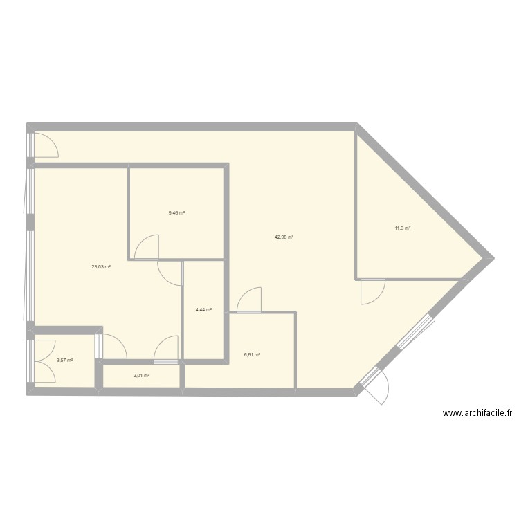 rdc. Plan de 8 pièces et 103 m2