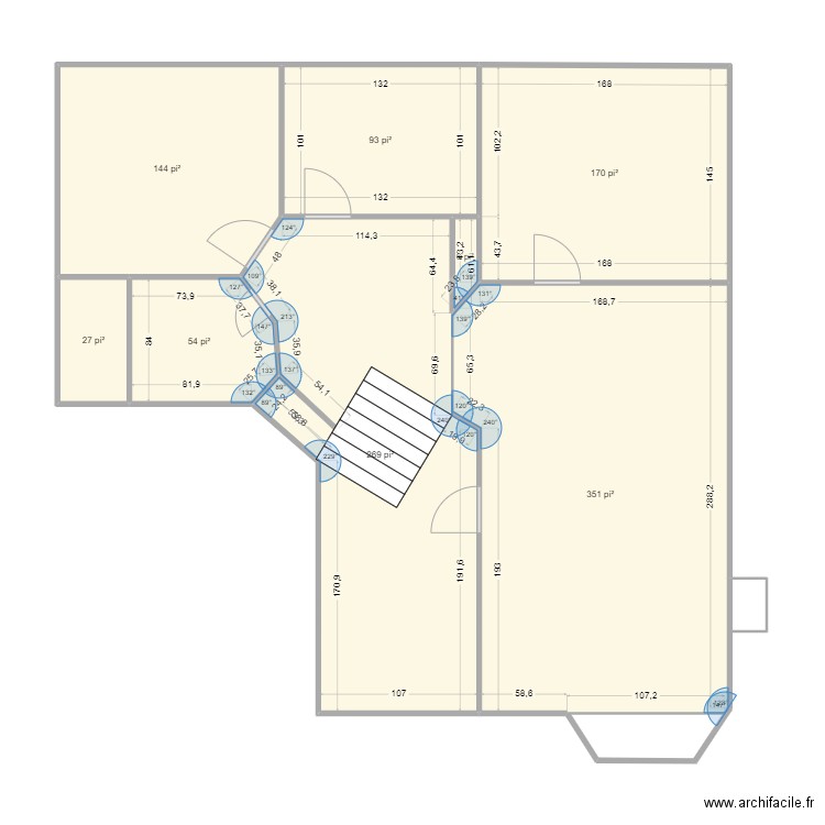 130 calvodos. Plan de 8 pièces et 103 m2