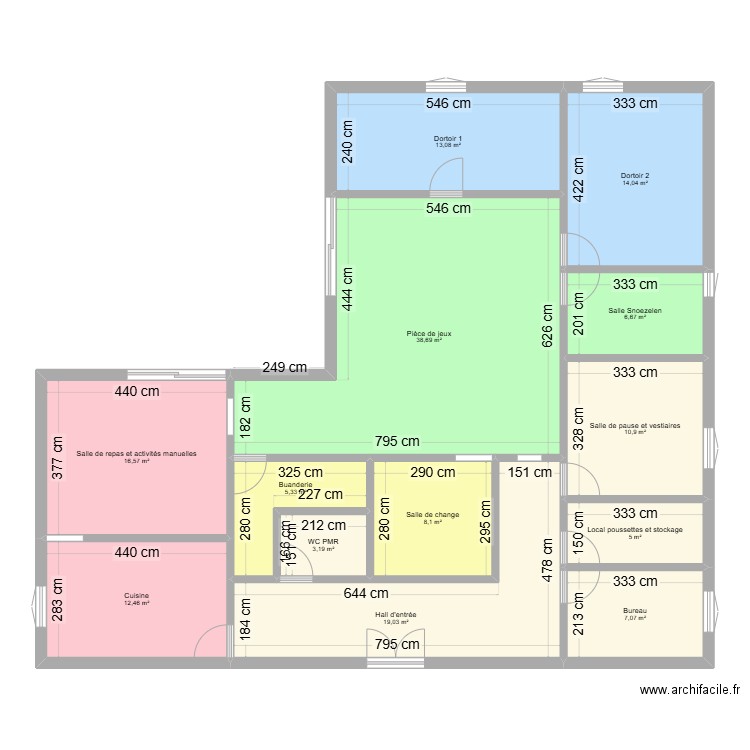 Crèche 3 construction. Plan de 13 pièces et 160 m2