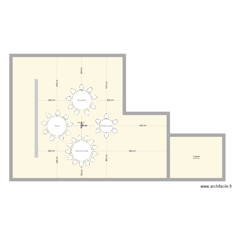 plan de table. Plan de 2 pièces et 151 m2