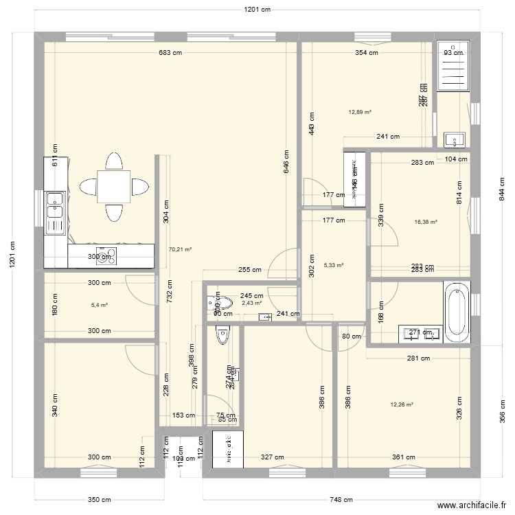 Plain pied. Plan de 7 pièces et 125 m2