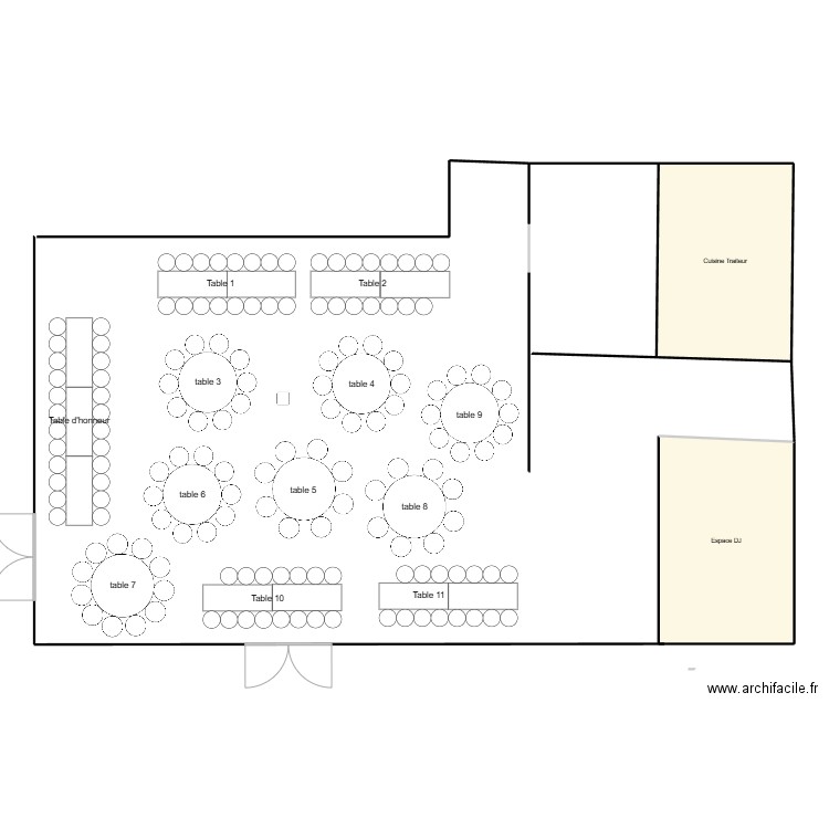 Plan de salle en tables rondes. Plan de 2 pièces et 45 m2