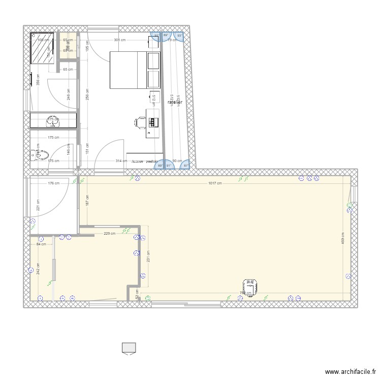 annexe vide. Plan de 9 pièces et 84 m2