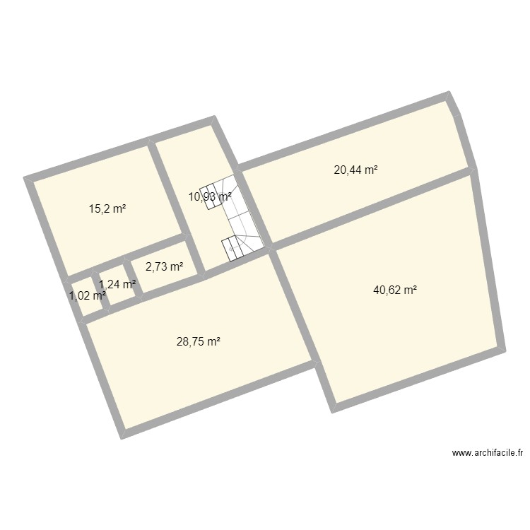 RDC. Plan de 8 pièces et 121 m2