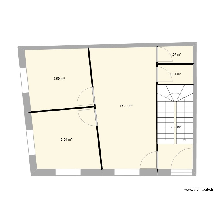 Bir. Plan de 6 pièces et 43 m2