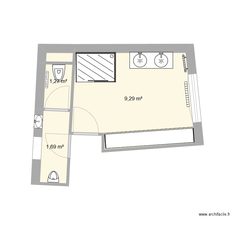 Salle de bain chez nous modifiée avec urinoir et porte. Plan de 3 pièces et 12 m2