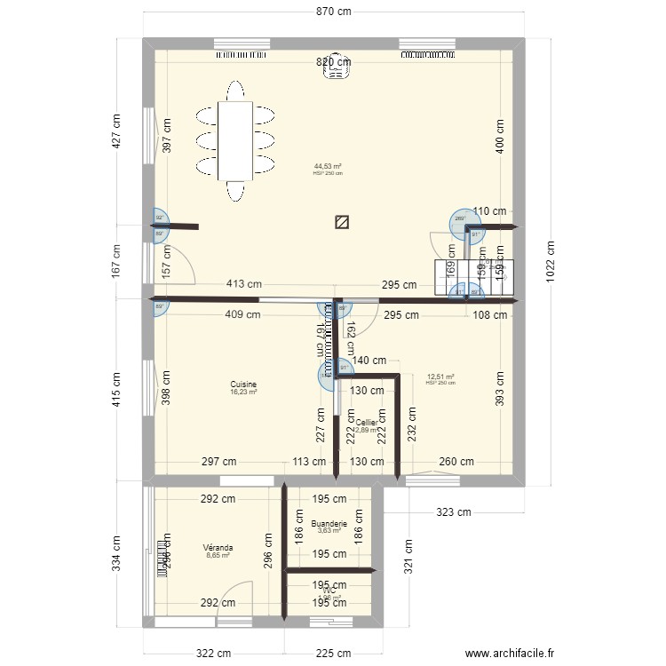 Maison. Plan de 8 pièces et 92 m2