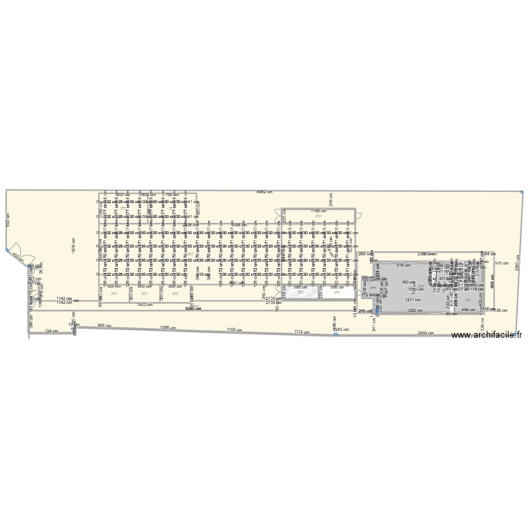 CLUB HOUSE VIDE avec containers et chapiteaux. Plan de 16 pièces et 2107 m2