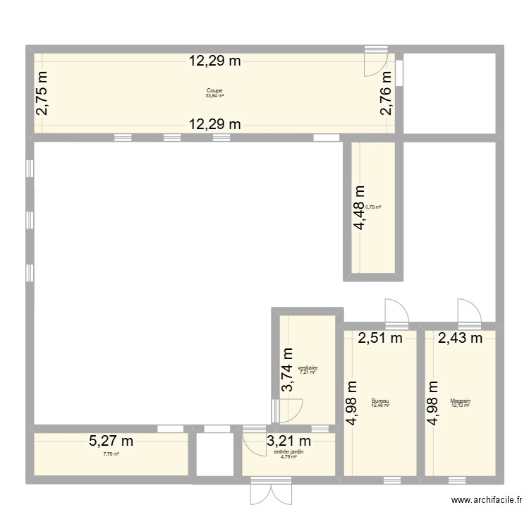 Atelier. Plan de 7 pièces et 85 m2