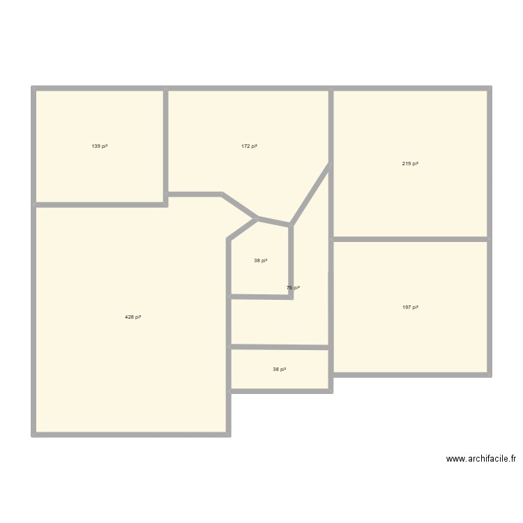 Maison. Plan de 8 pièces et 121 m2