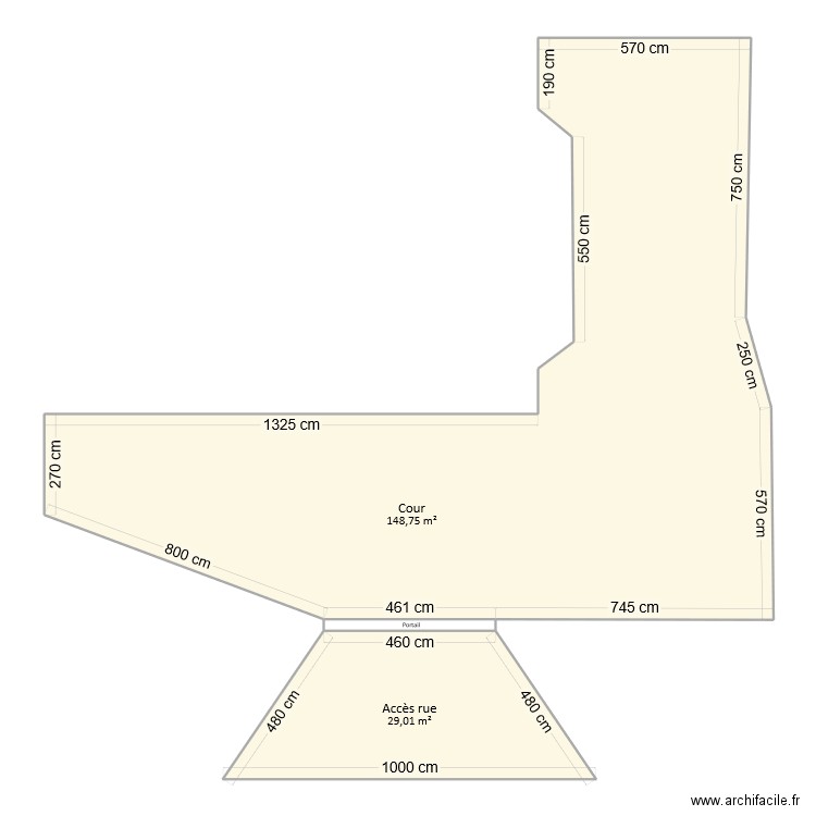 Bré - Cour extérieure. Plan de 3 pièces et 179 m2