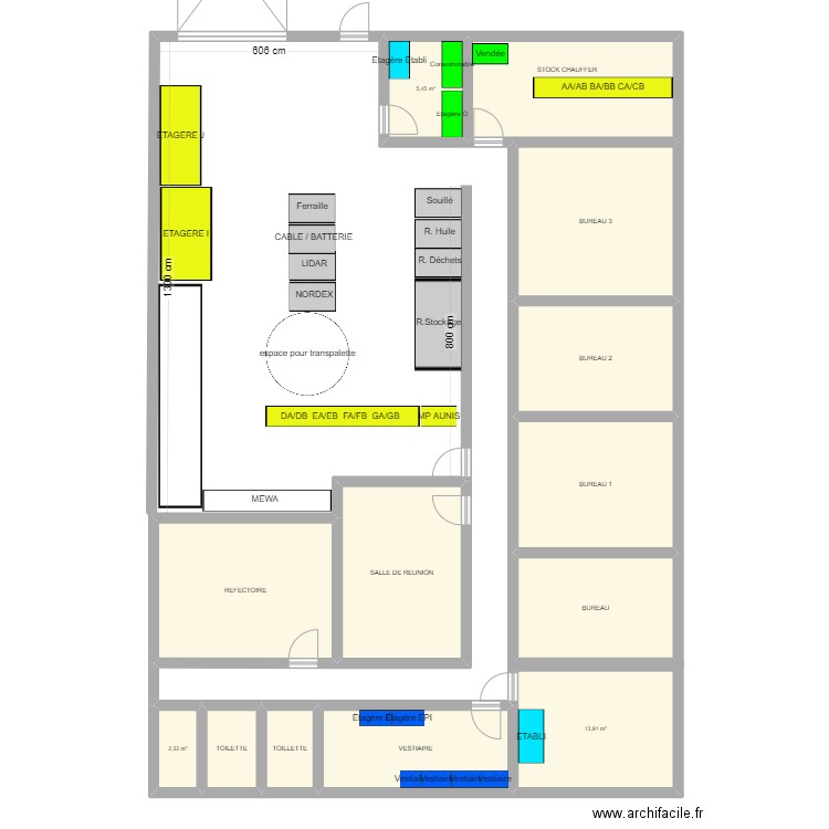 Bureau. Plan de 13 pièces et 144 m2