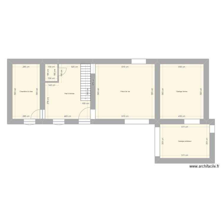 Rez de chaussée. Plan de 6 pièces et 120 m2