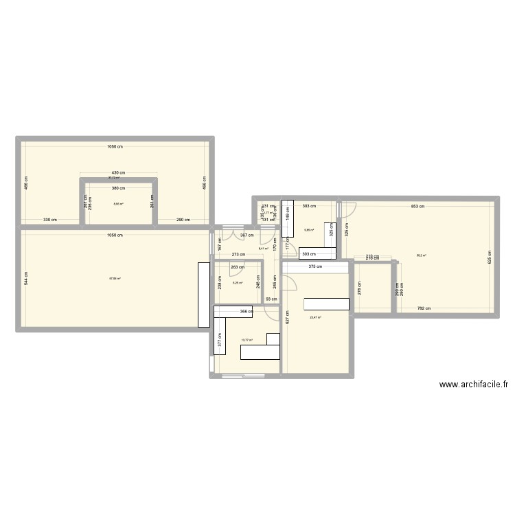 cellier dans le hall. Plan de 10 pièces et 217 m2