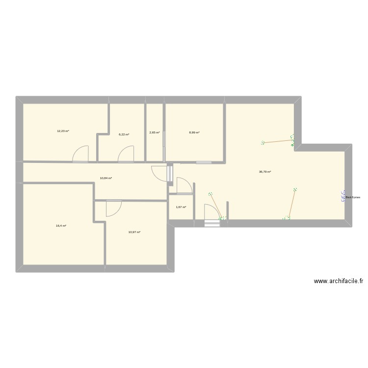 RDC. Plan de 9 pièces et 107 m2