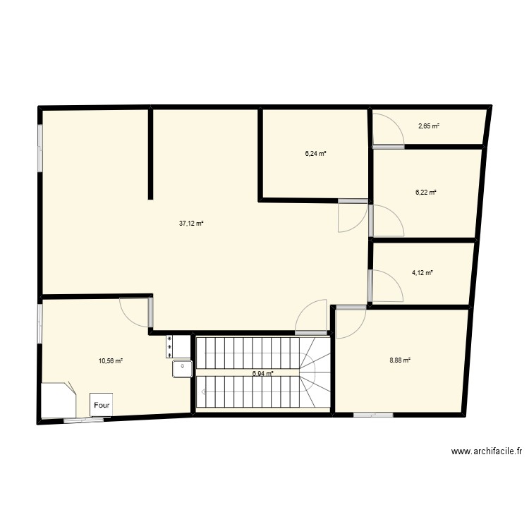 maison. Plan de 8 pièces et 83 m2