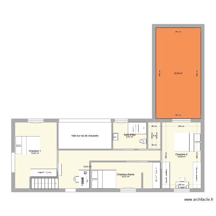 Etage maison. Plan de 8 pièces et 90 m2