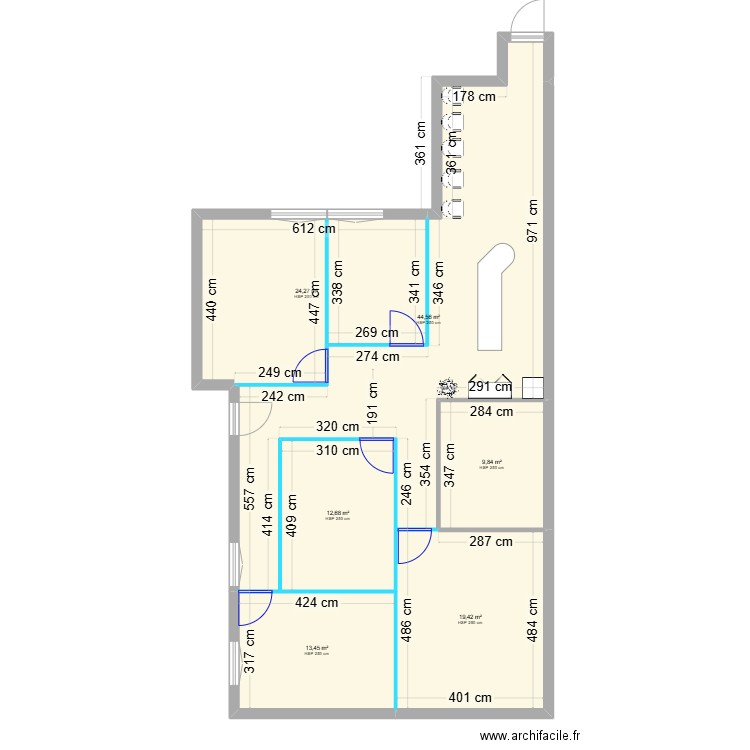 Local CADA pour modification. Plan de 6 pièces et 124 m2