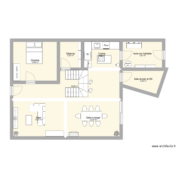 rdc. Plan de 8 pièces et 81 m2