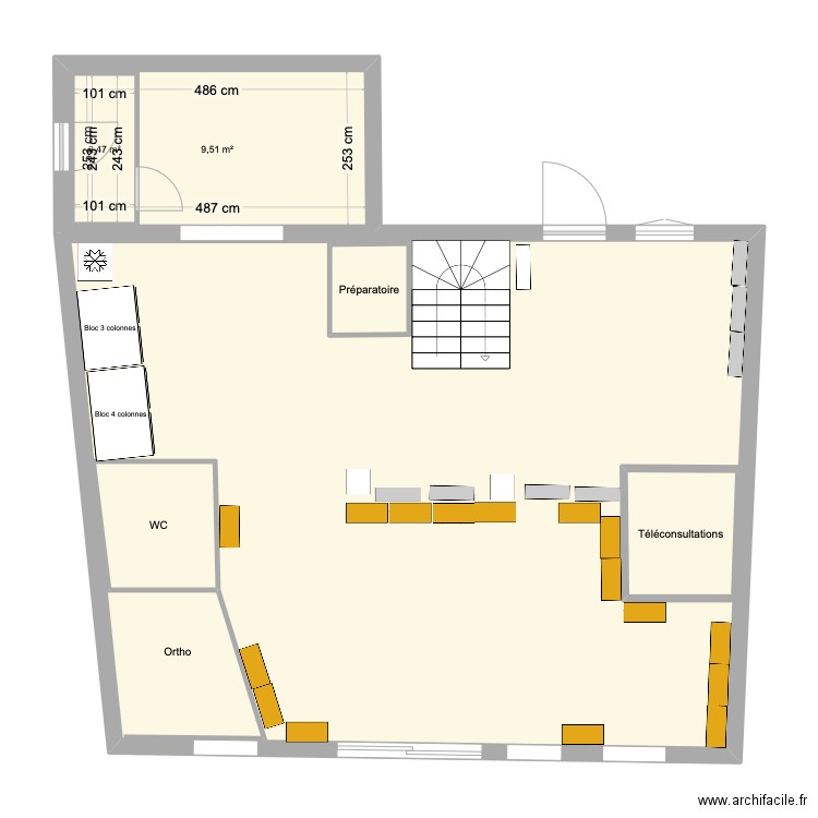 Local. Plan de 6 pièces et 111 m2