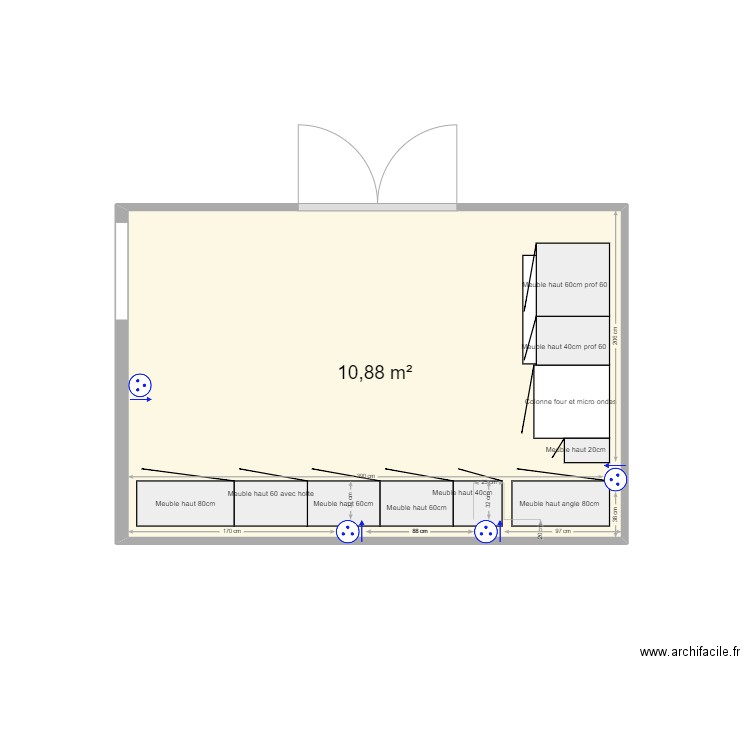 cuisine meubles hauts. Plan de 1 pièce et 11 m2