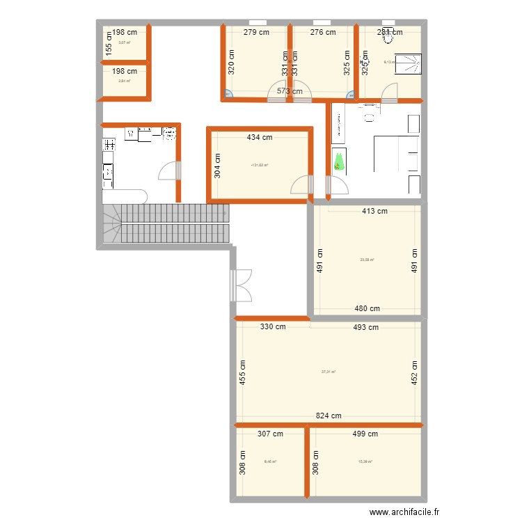 300 m². Plan de 9 pièces et 132 m2