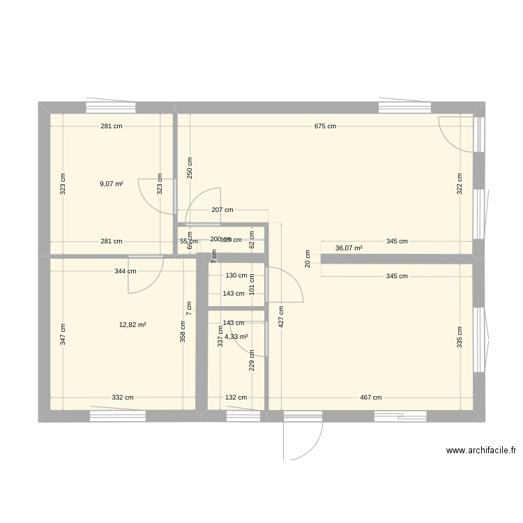 Maison de base côtes correctes. Plan de 4 pièces et 62 m2