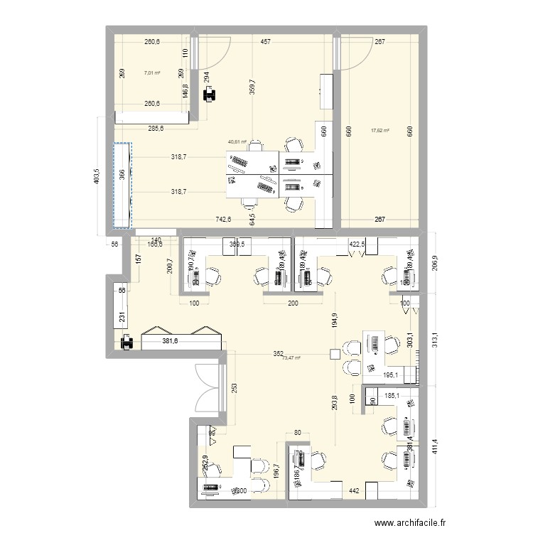 Bureau 9 et comptoir 4 porte gauche. Plan de 4 pièces et 139 m2