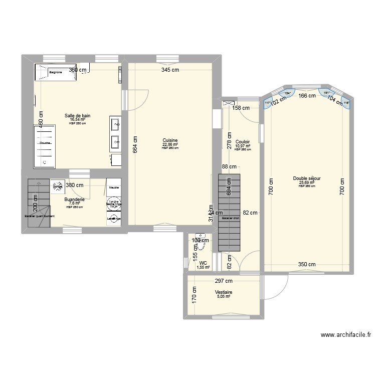 Rez de chaussée aménagé. Plan de 7 pièces et 90 m2