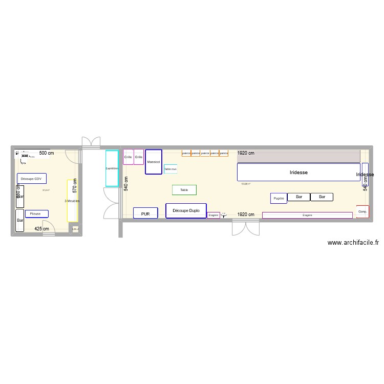 Local iridesse. Plan de 3 pièces et 136 m2