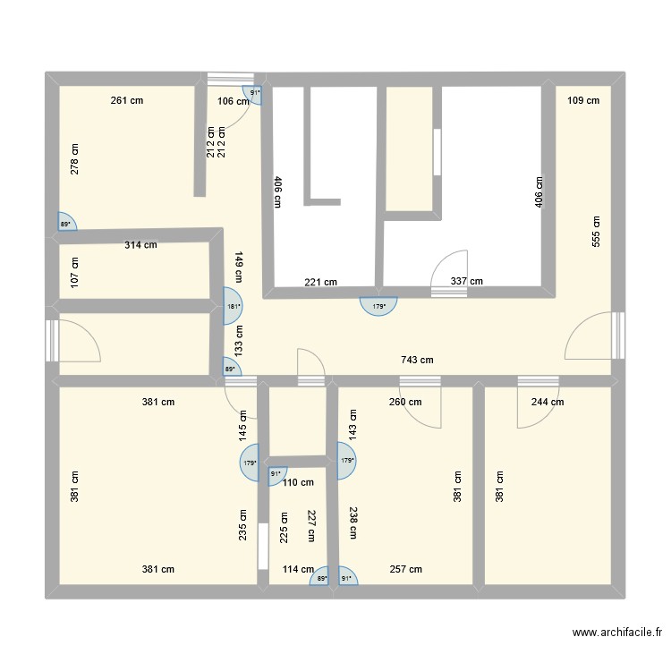 RDC. Plan de 9 pièces et 73 m2