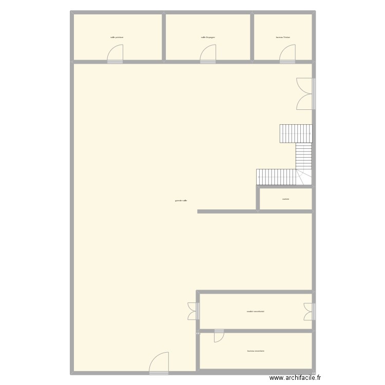 stage. Plan de 7 pièces et 562 m2