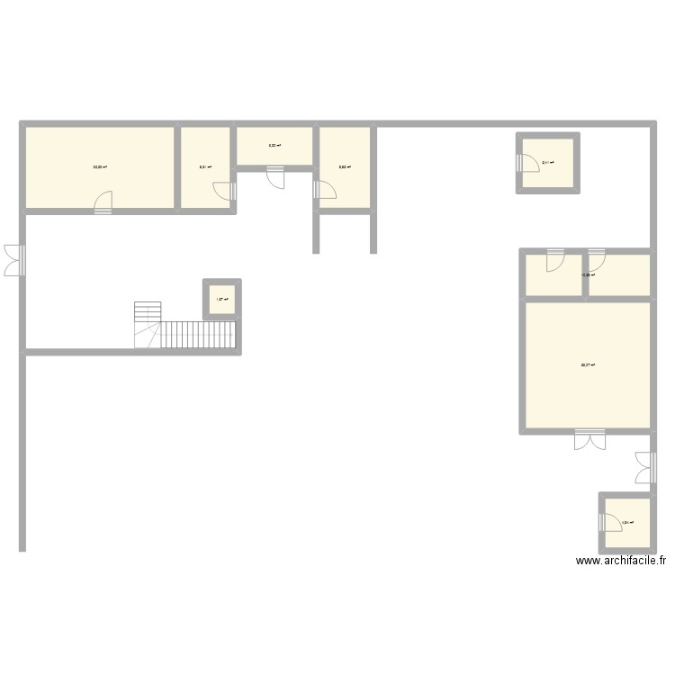 rdc. Plan de 9 pièces et 105 m2