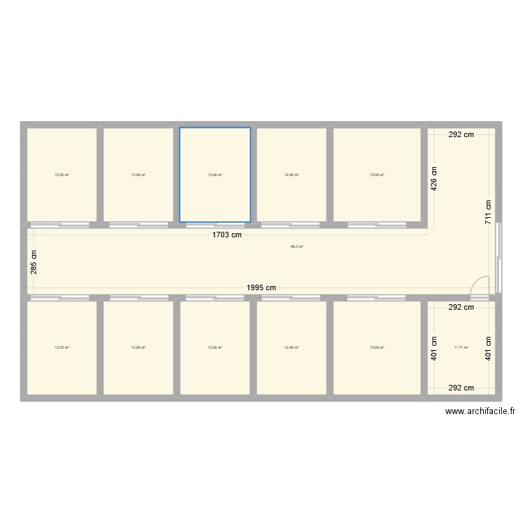 hangar à box. Plan de 12 pièces et 208 m2