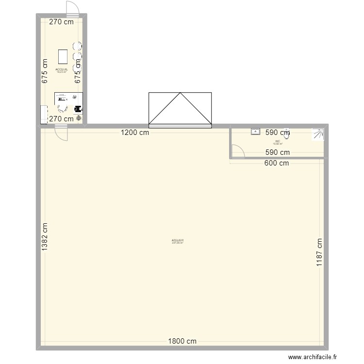 atelier. Plan de 3 pièces et 266 m2