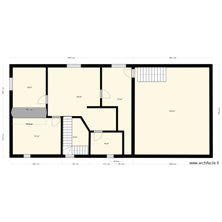 Bas. Plan de 7 pièces et 136 m2