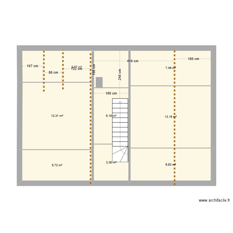 grenier. Plan de 8 pièces et 63 m2