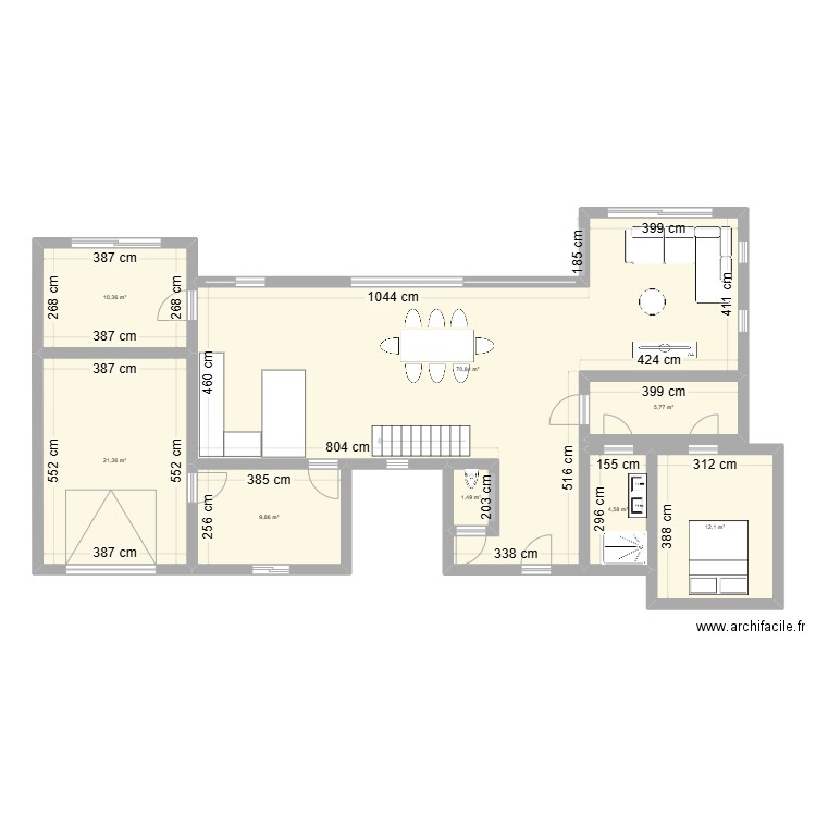 Maison. Plan de 8 pièces et 136 m2