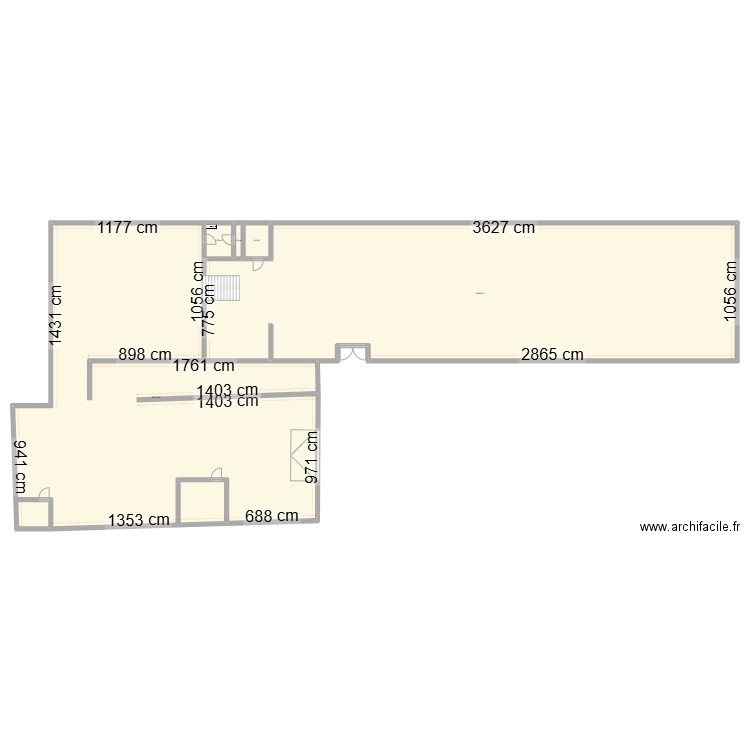 local muy avant travaux. Plan de 5 pièces et 835 m2