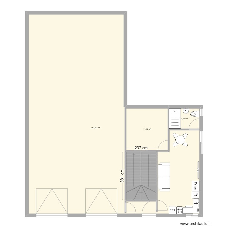 RDC. Plan de 3 pièces et 168 m2