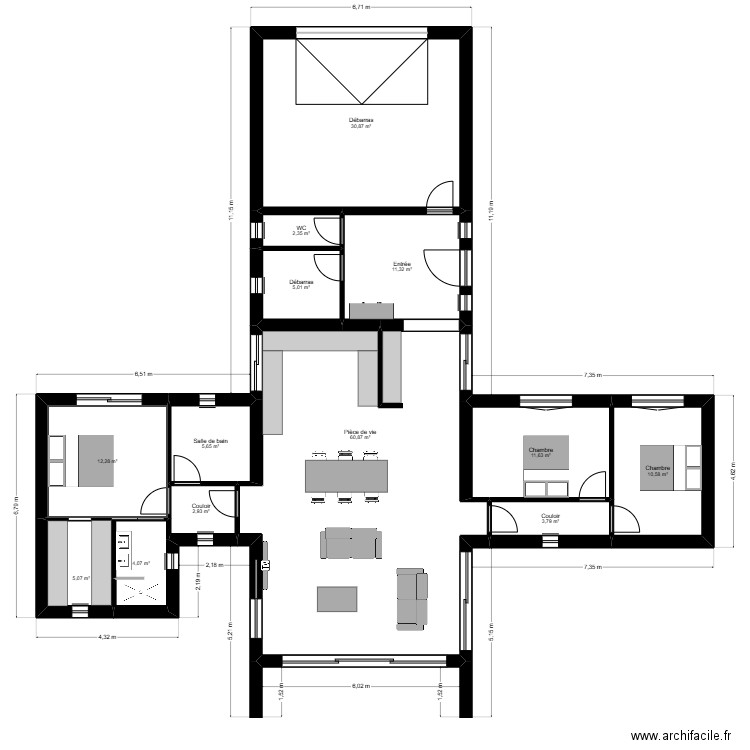 maison en forme de croix. Plan de 13 pièces et 166 m2